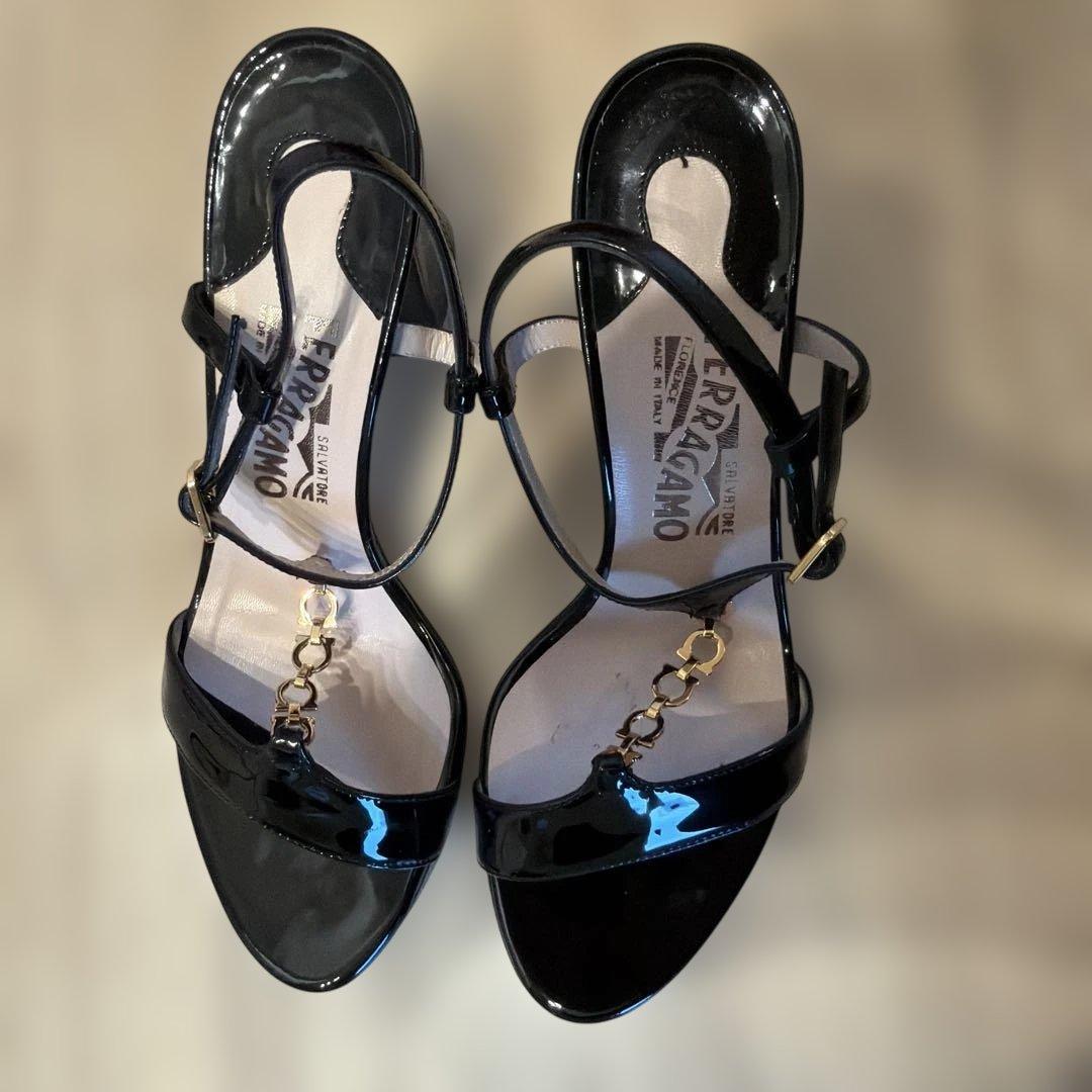 フェラガモ エナメル サンダル 黒 金具 チャンキーヒール【箱付き】