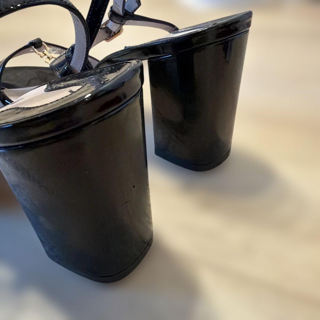 フェラガモ エナメル サンダル 黒 金具 チャンキーヒール【箱付き】