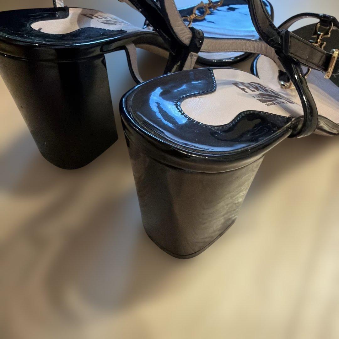 フェラガモ エナメル サンダル 黒 金具 チャンキーヒール【箱付き】