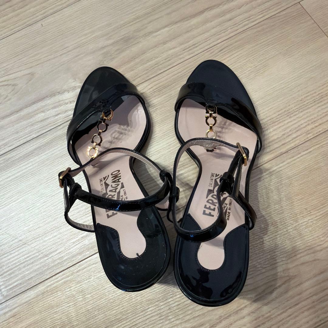 フェラガモ エナメル サンダル 黒 金具 チャンキーヒール【箱付き】