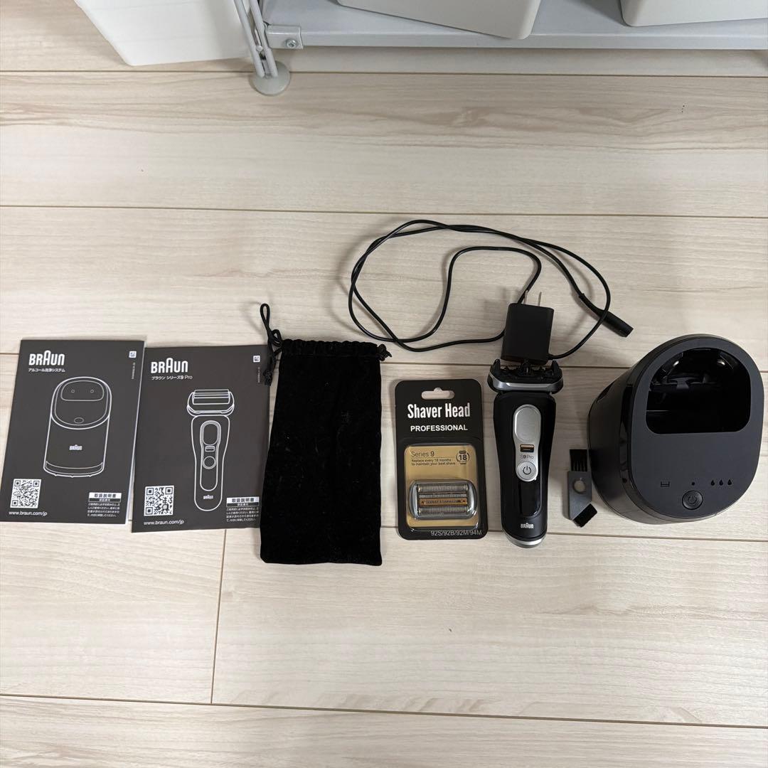 Braun S9 Pro メンズ電気シェーバー　洗浄機、替刃付き