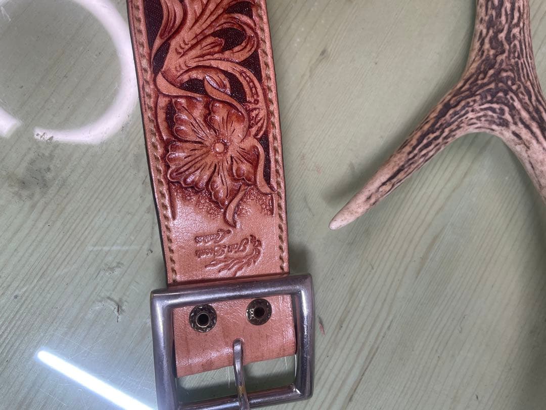 レザー製花柄彫刻ベルト