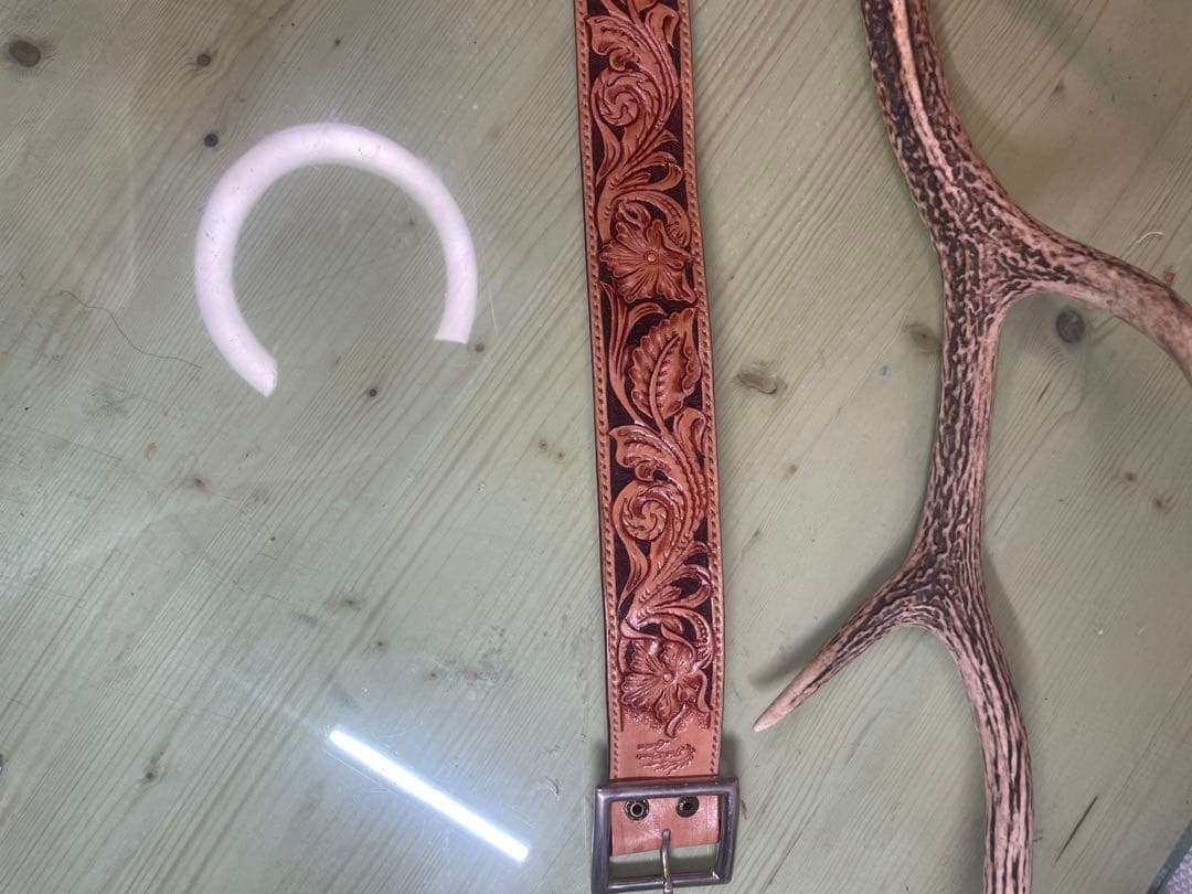 レザー製花柄彫刻ベルト