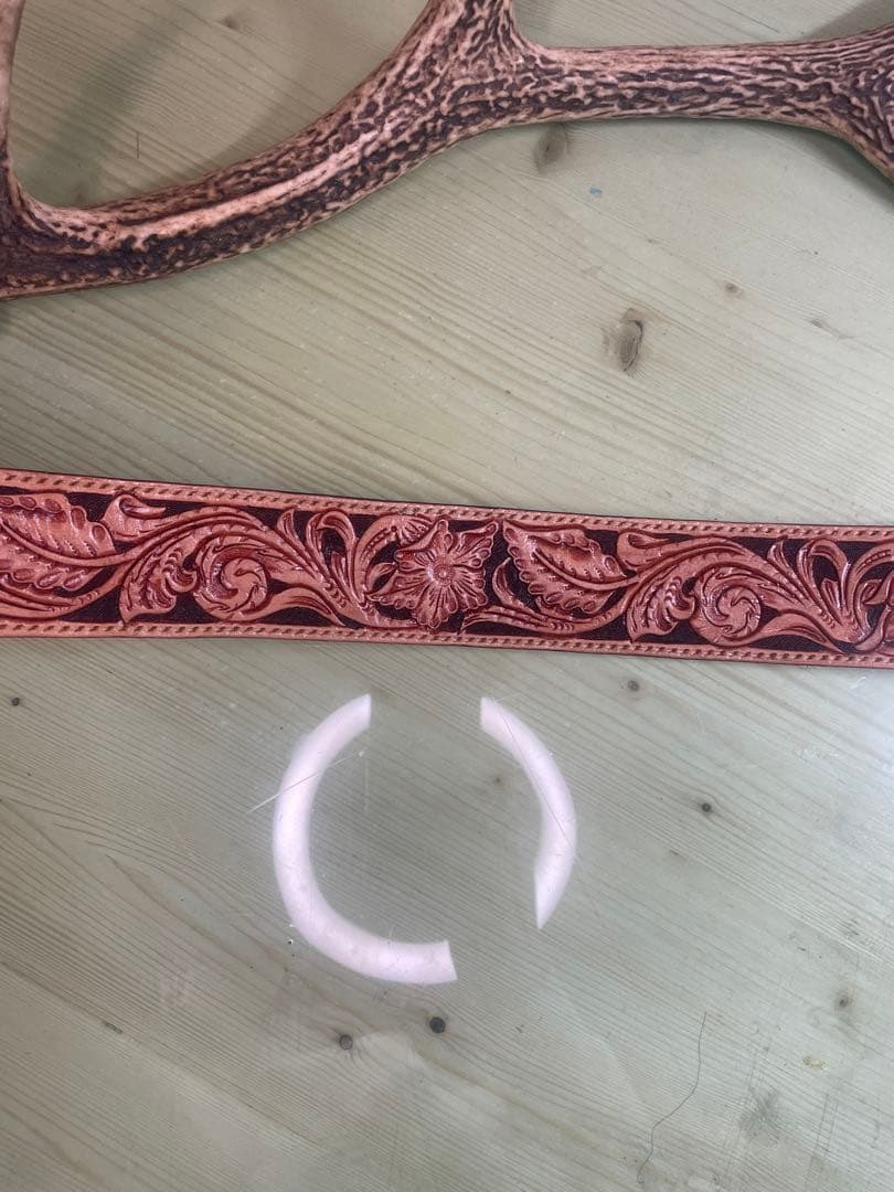 レザー製花柄彫刻ベルト