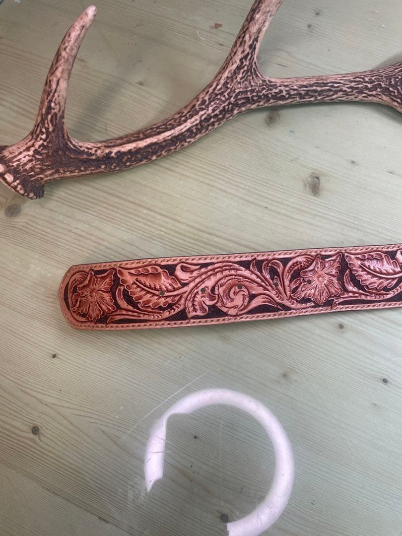 レザー製花柄彫刻ベルト