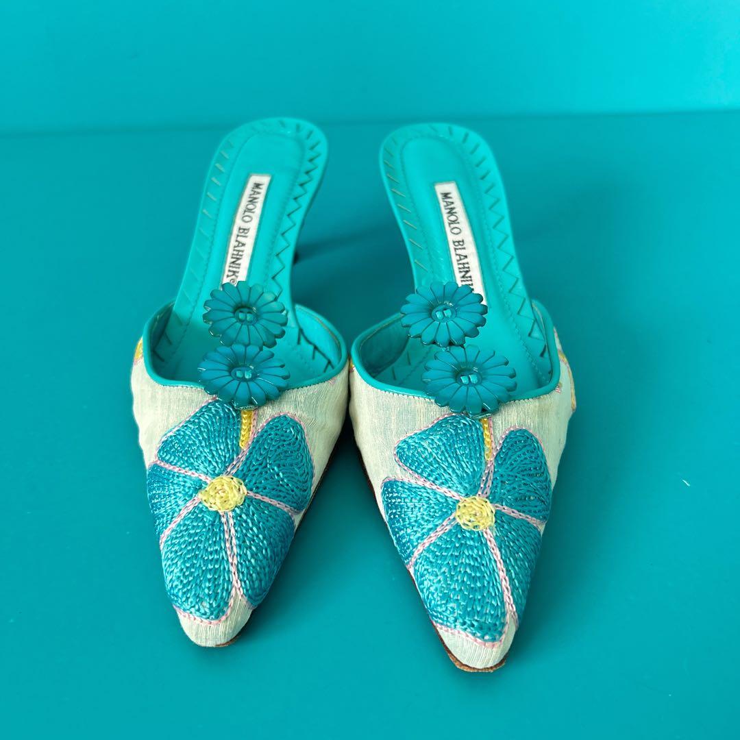 MANOLO BLAHNIKマノロブラニク　フラワー刺繍ミュール　ライトブルー