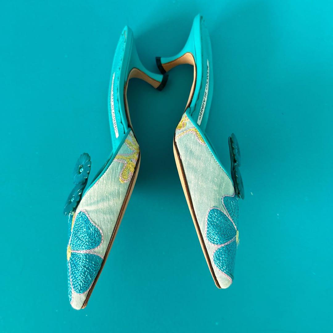 MANOLO BLAHNIKマノロブラニク　フラワー刺繍ミュール　ライトブルー