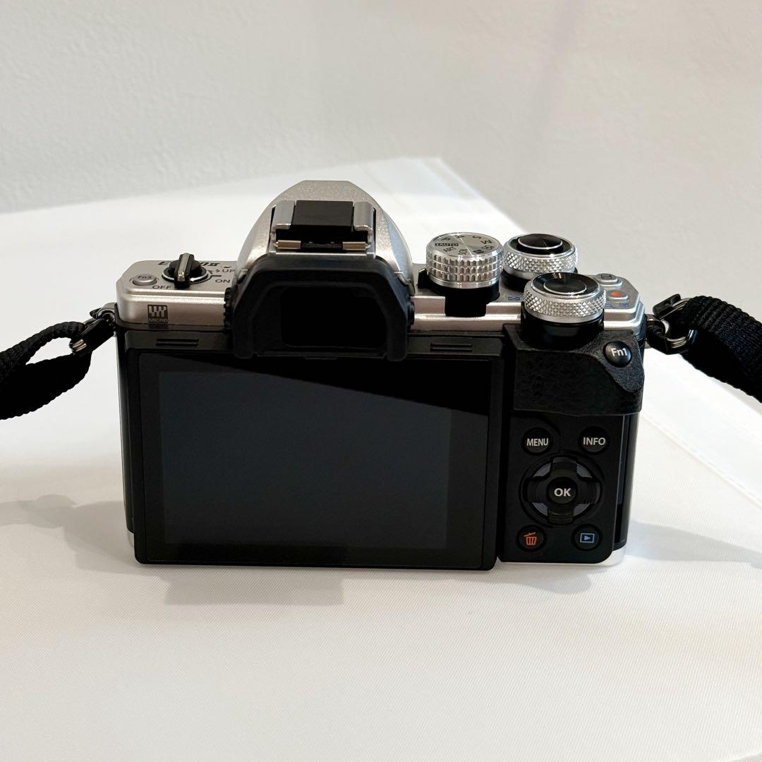 【美品】 OLYMPUS OM-D E-M10 Mark II ミラーレス一眼