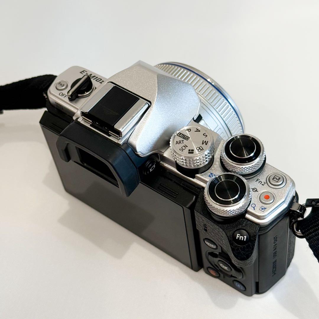 【美品】 OLYMPUS OM-D E-M10 Mark II ミラーレス一眼
