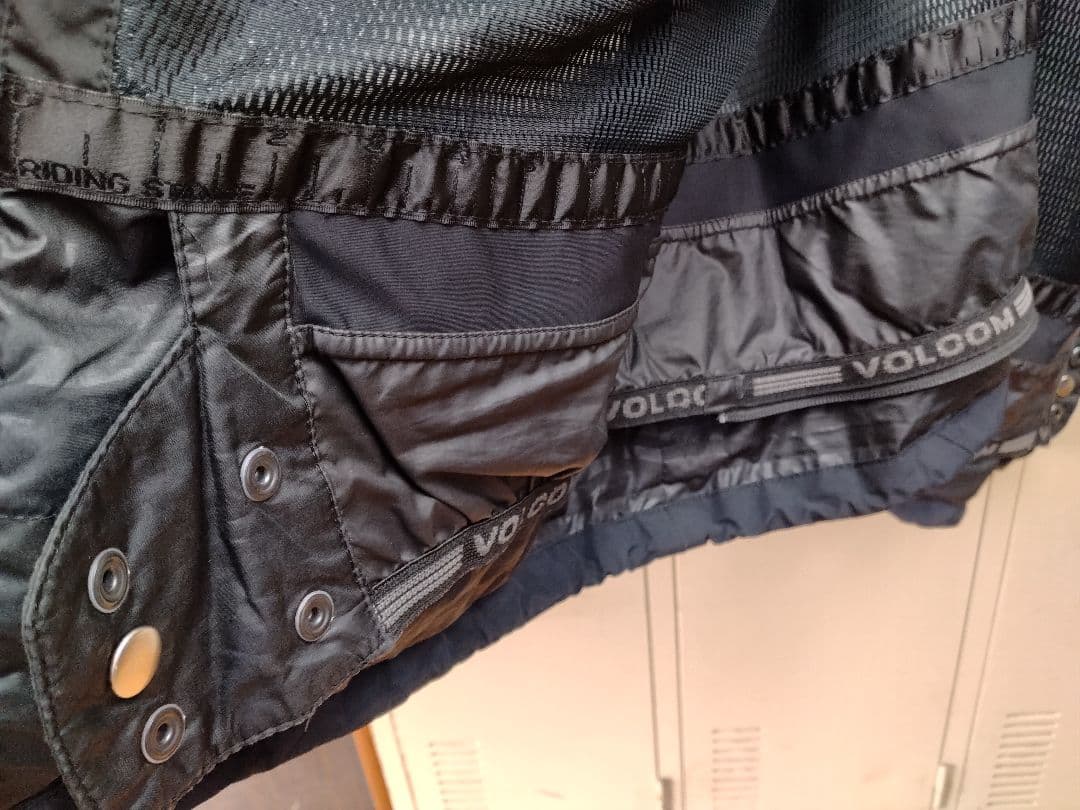 VOLCOM GORE-TEX ブラックジャケット　希少XLサイズ中古品ボルコム