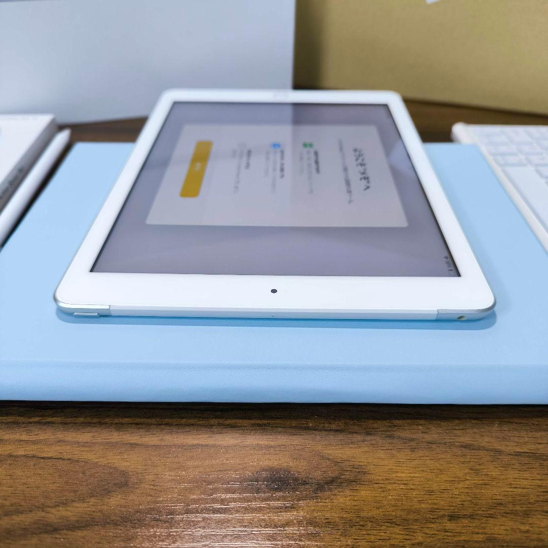 iPad 第6世代 Simフリー 128GB ケースとキーボード、タッチペン
