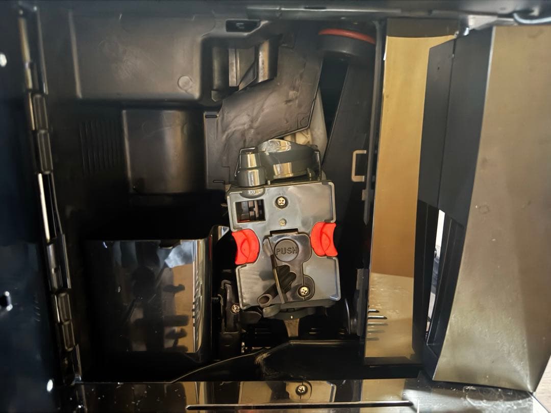 デロンギ　マグニフィカ　全自動コーヒーマシン　ESAM03110 ブラック