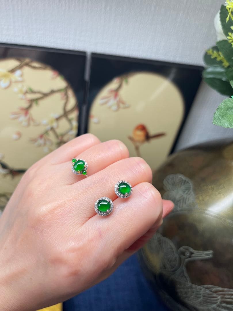 新入荷❣️天然本翡翠ロウカン質翡翠・色が極めて満氷陽緑ピアス　鑑定書付き