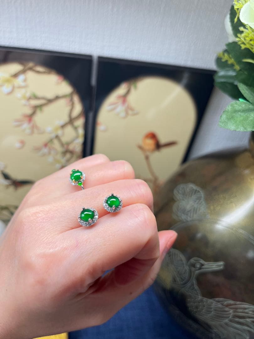 新入荷❣️天然本翡翠ロウカン質翡翠・色が極めて満氷陽緑ピアス　鑑定書付き