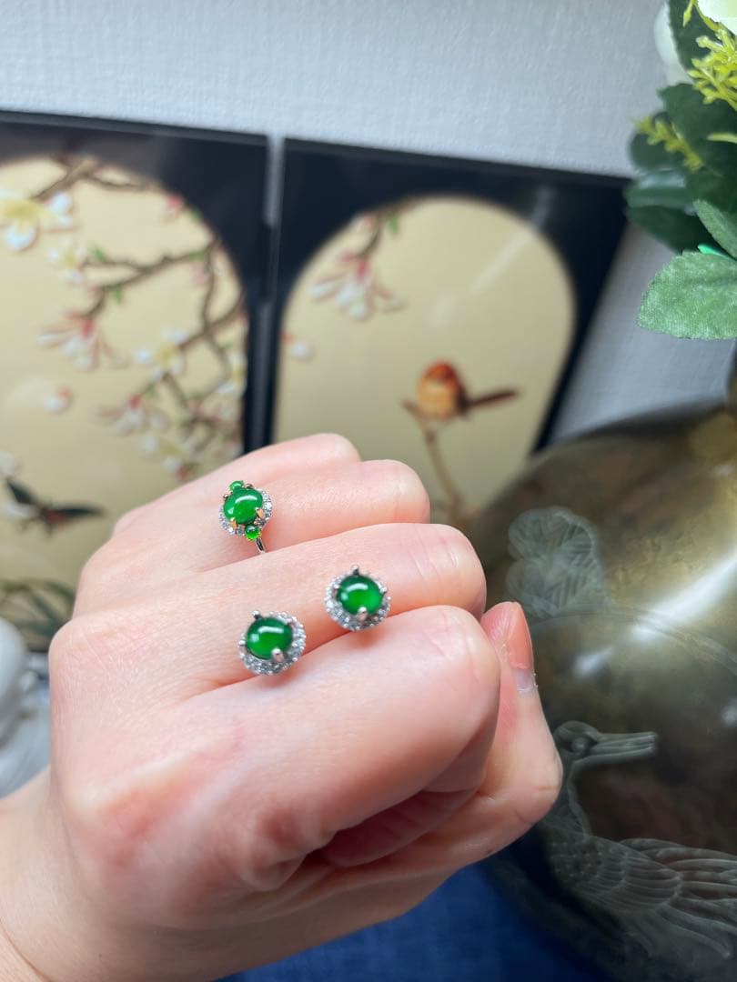 新入荷❣️天然本翡翠ロウカン質翡翠・色が極めて満氷陽緑ピアス　鑑定書付き