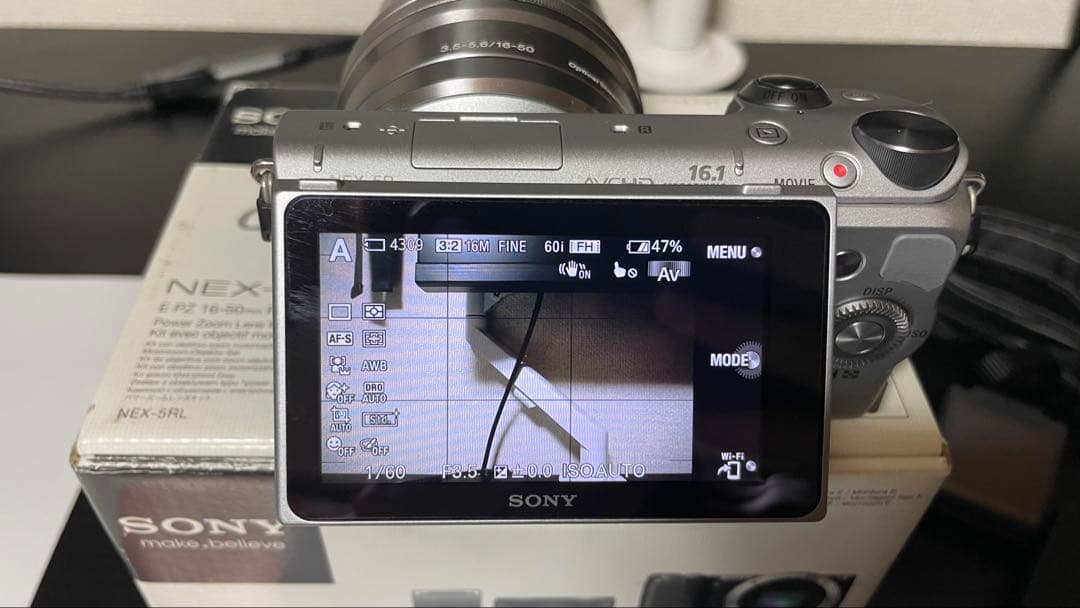 【極美品】NEX-5R シルバー レンズ付き ミラーレス一眼カメラ SONY