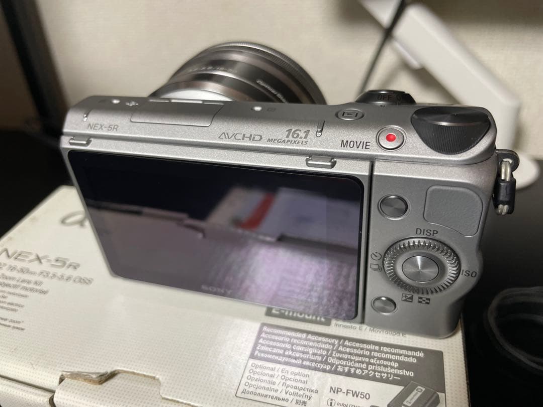 【極美品】NEX-5R シルバー レンズ付き ミラーレス一眼カメラ SONY