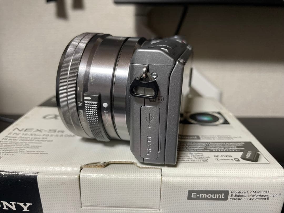 【極美品】NEX-5R シルバー レンズ付き ミラーレス一眼カメラ SONY
