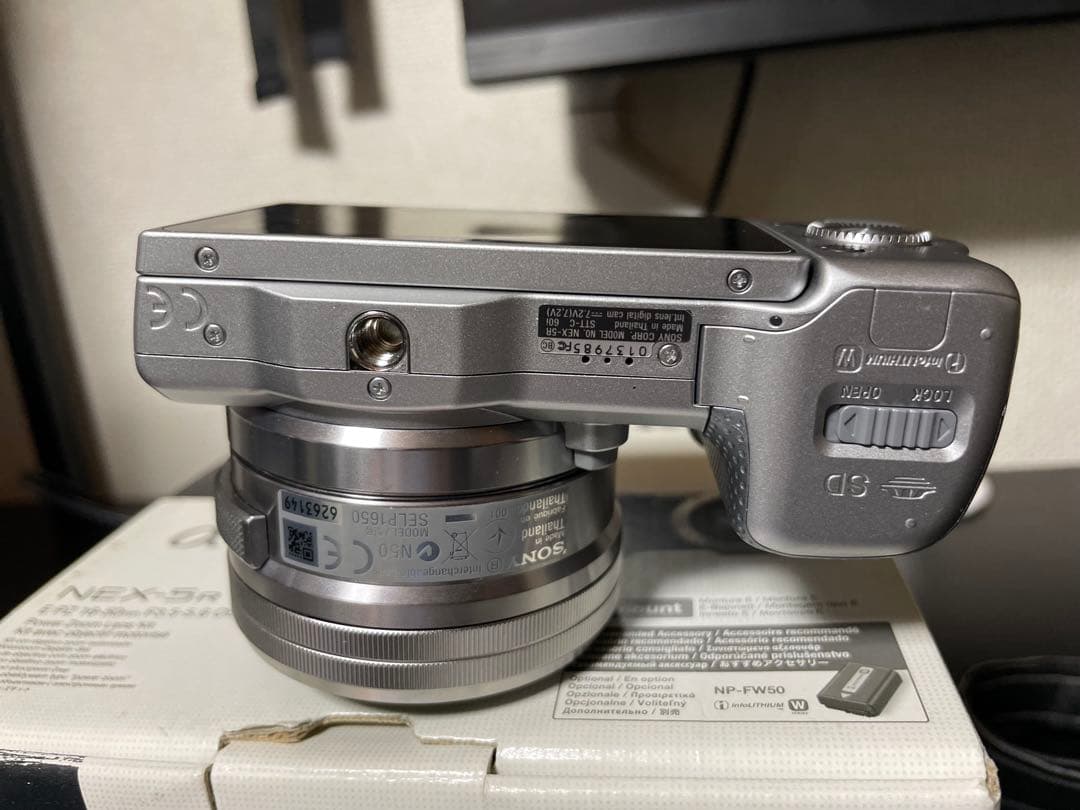 【極美品】NEX-5R シルバー レンズ付き ミラーレス一眼カメラ SONY