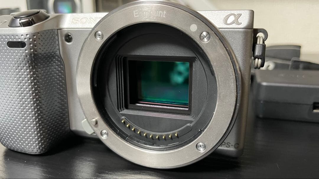 【極美品】NEX-5R シルバー レンズ付き ミラーレス一眼カメラ SONY