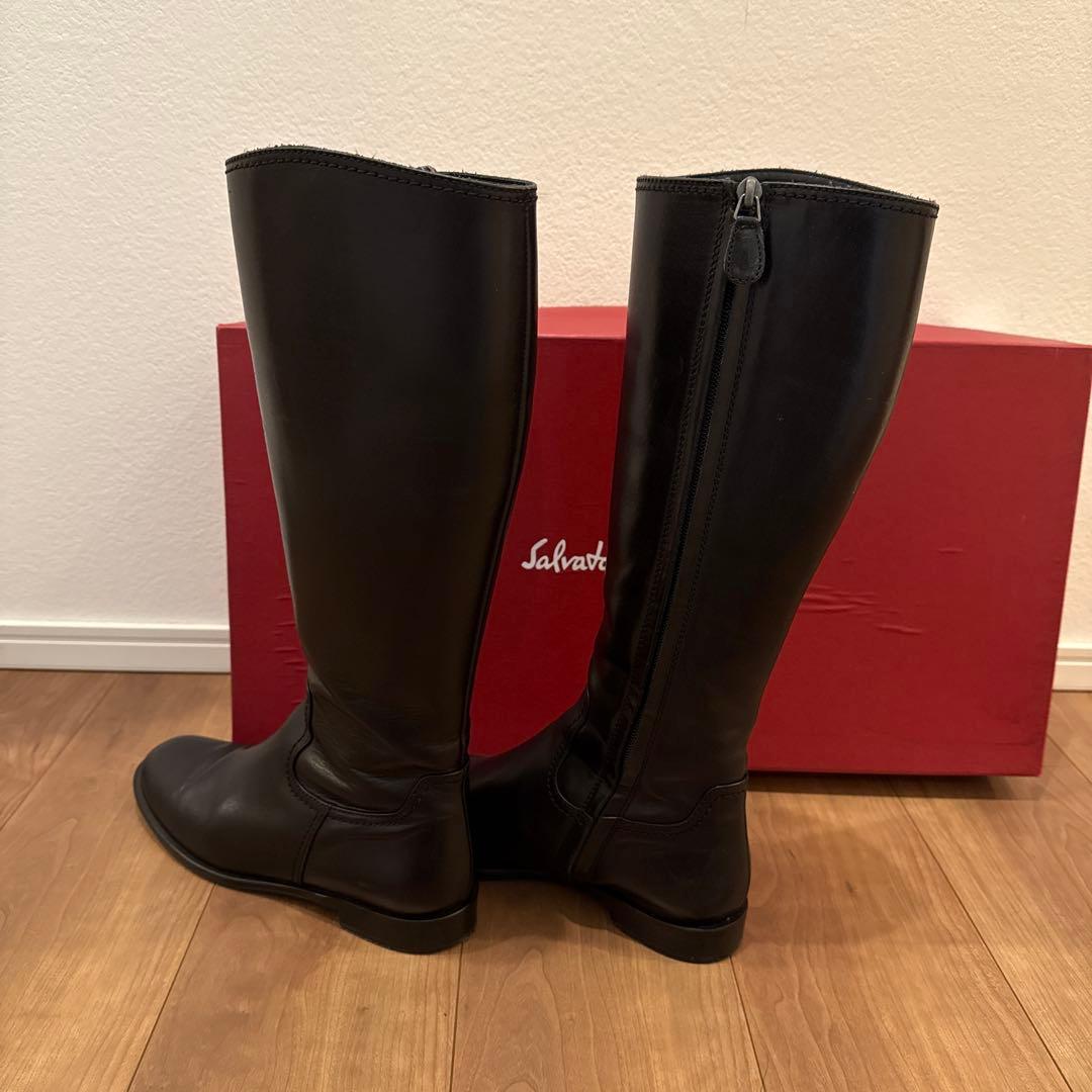 フェラガモ　ローヒールロングブーツ　黒