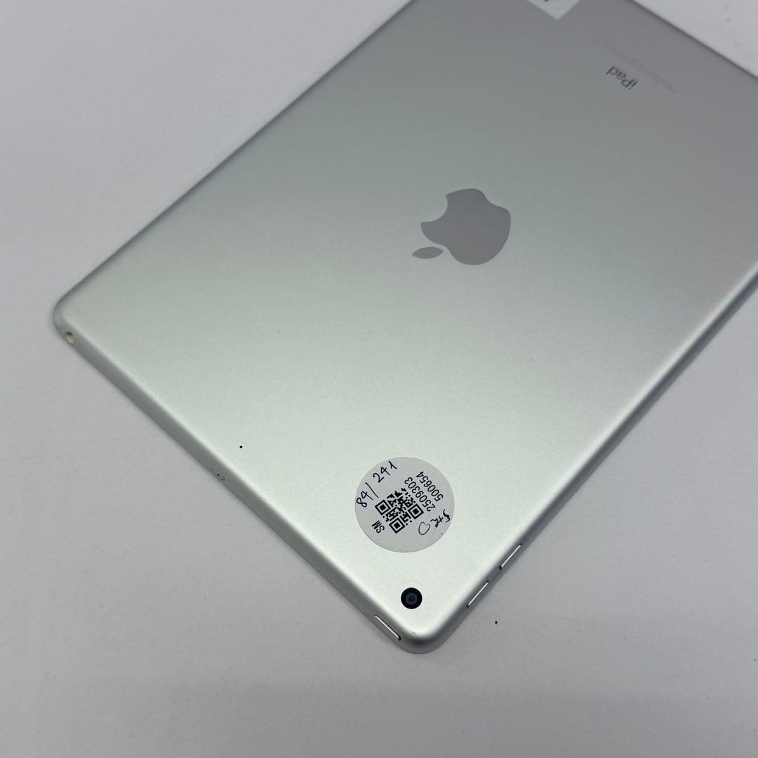 美品 iPad (第5世代)シルバー32GB (A1822)