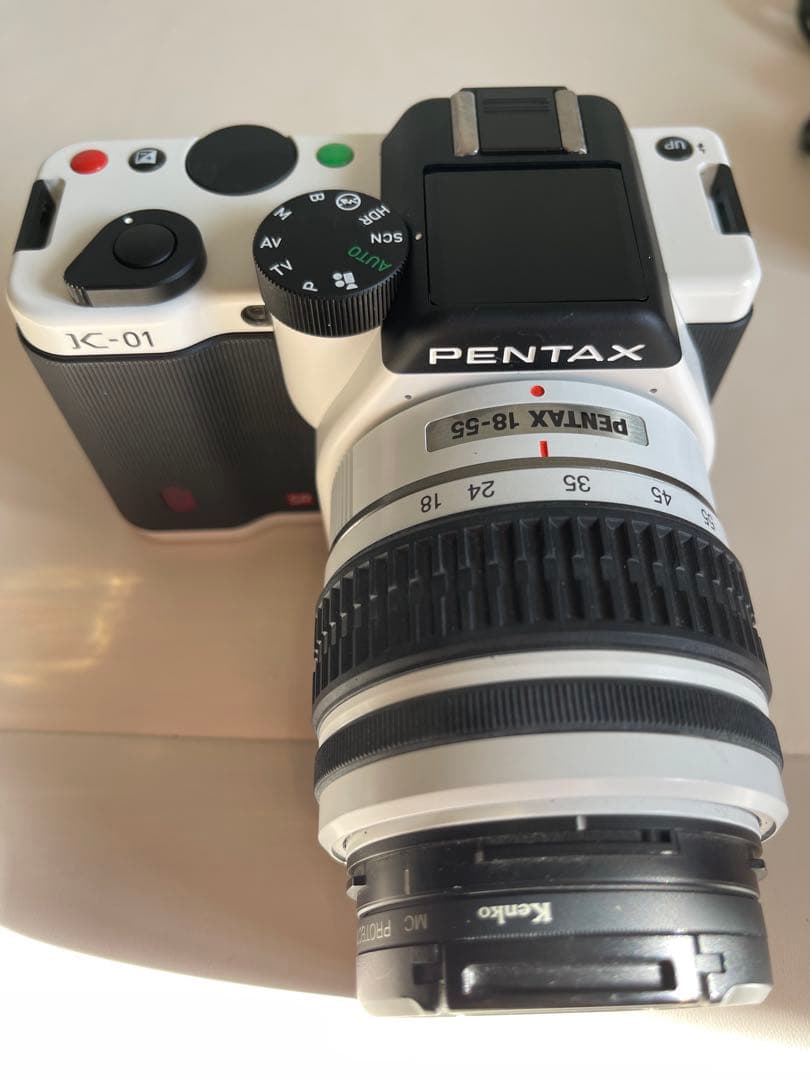 PENTAX K-01ズームレンズキット ホワイト/ブラック ミラーレス一眼レフ