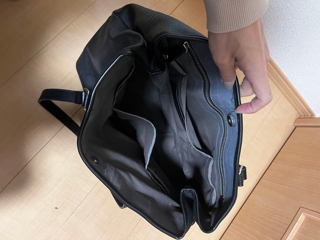 黒のシンプルなトートバッグ