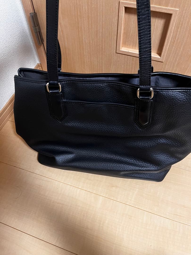黒のシンプルなトートバッグ