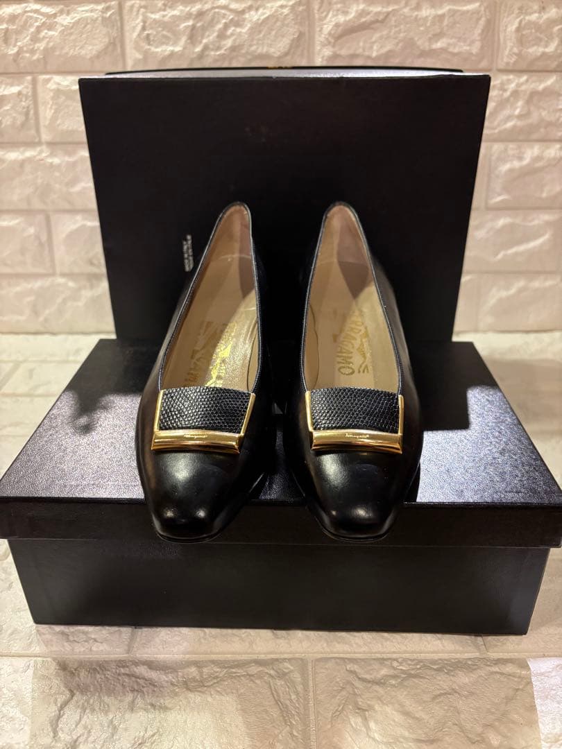 #サルバトーレフェラガモレザー ブラック パンプス 金具付きリボン#23cm