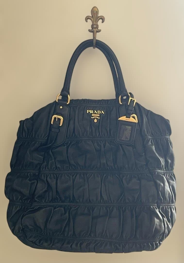 ✨最終✨美品✨️PRADA レザーバッグ ブラック　ギャザー
