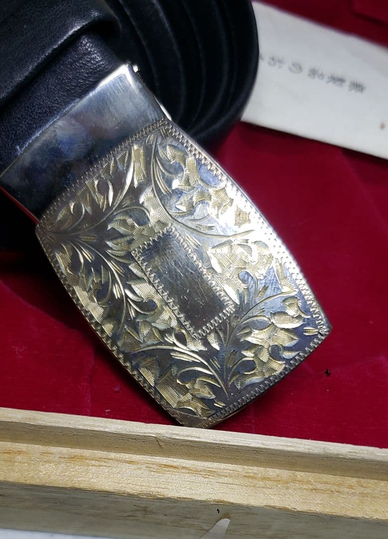 手彫り 牛革ベルト付きバックル 銀製 木箱入り