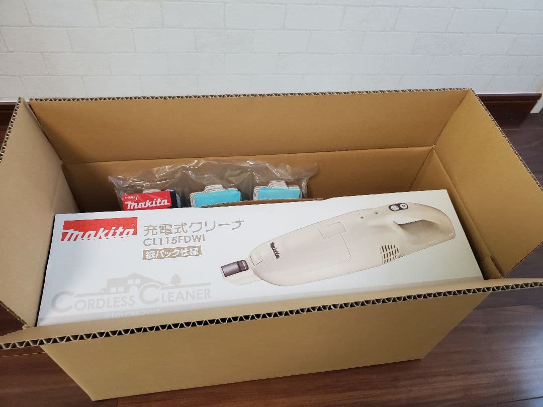 新品2025年マキタ コードレスクリーナーアイボリー本体とスタンドつき