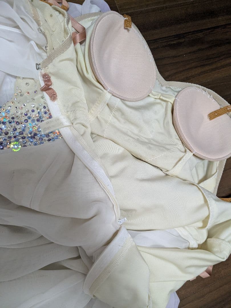 社交ダンス　スタンダードドレス　モダンドレス　 オフ白紫