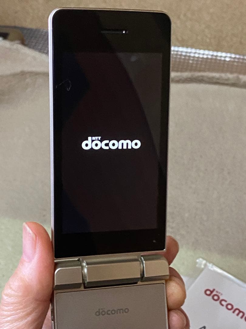 b*8様 ドコモAQUOS SH-02L シルバー本体　ガラホ　箱卓上ホルダ付
