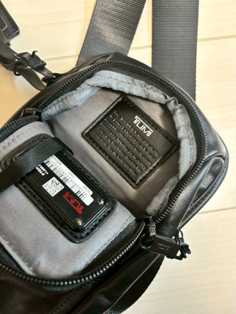 TUMI ボディバッグ ブラック　レザー