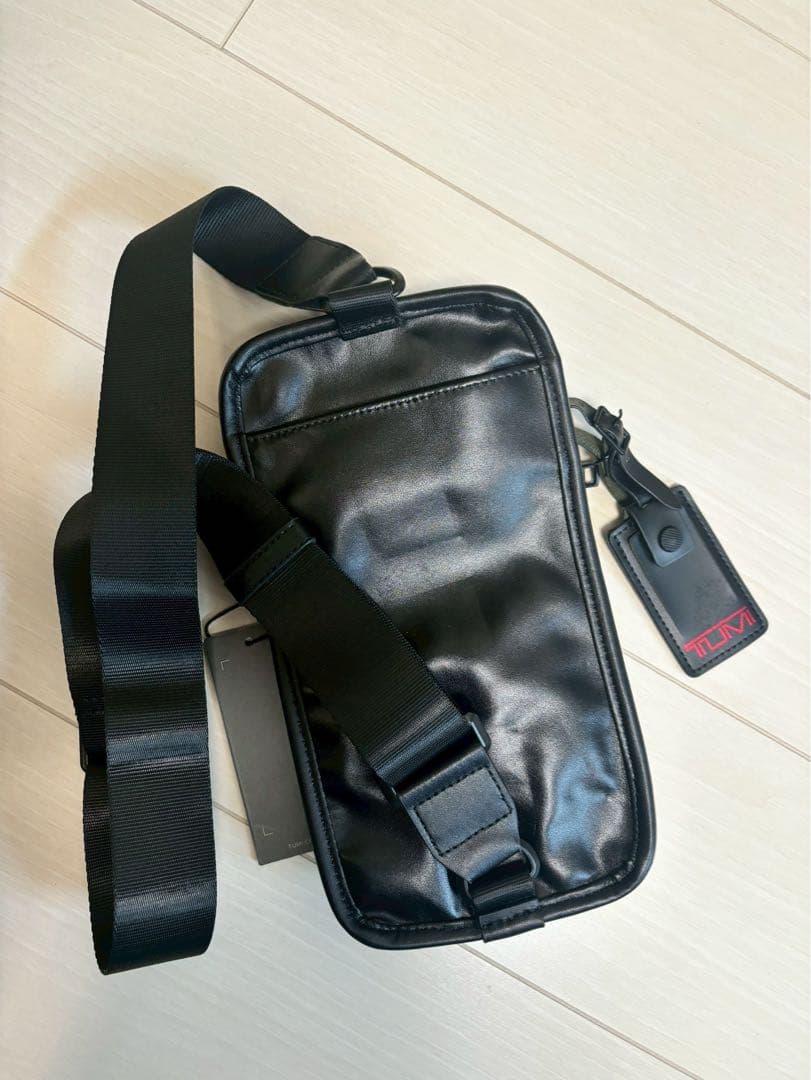 TUMI ボディバッグ ブラック　レザー