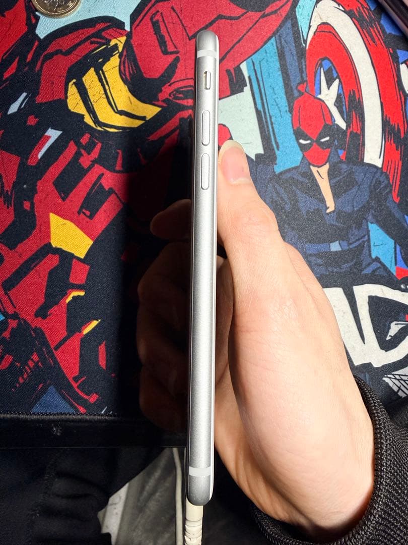 iPhone 8 ホワイト64GB simロックなし　電池83％