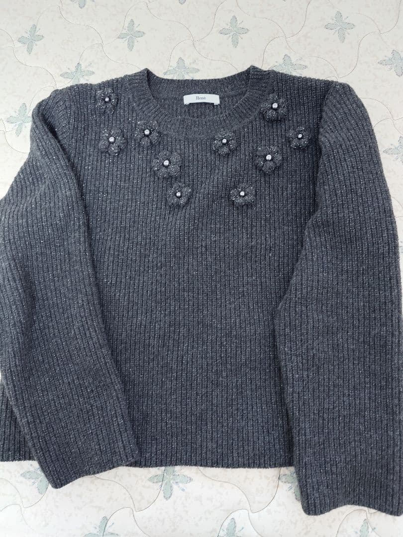 あったか素材今着れるRené グレー 花モチーフ 長袖セーター