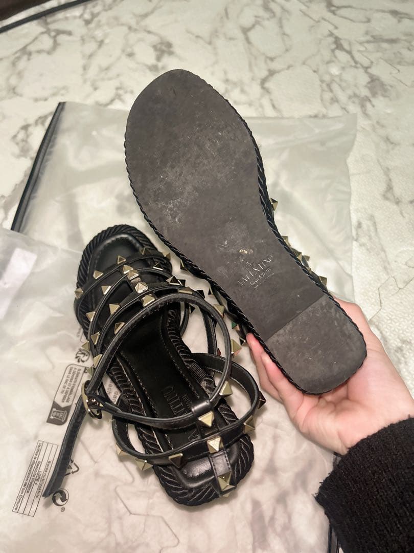 VALENTINO スタッズ付きブラックウェッジサンダル