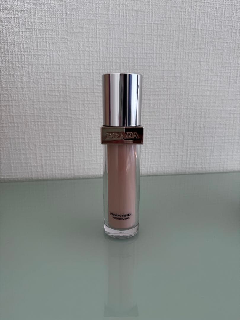 PRADA リヴィールスキン ファンデーション LC5