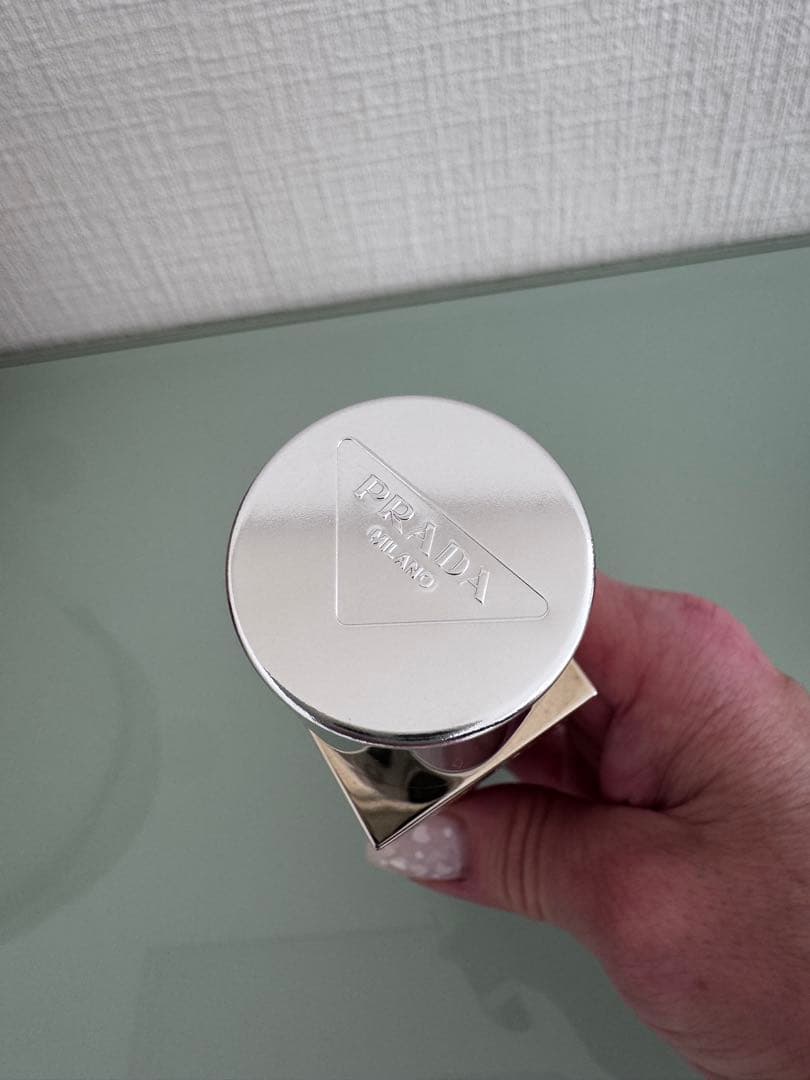 PRADA リヴィールスキン ファンデーション LC5