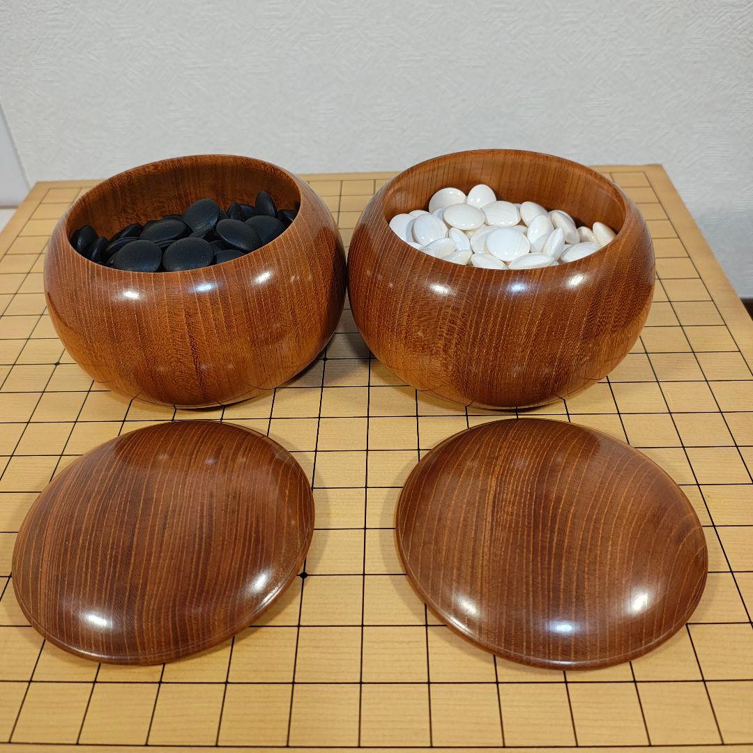【送料無料】囲碁盤セット　脚付きヘソ有り　蛤貝白石 　那智黒石　碁笥
