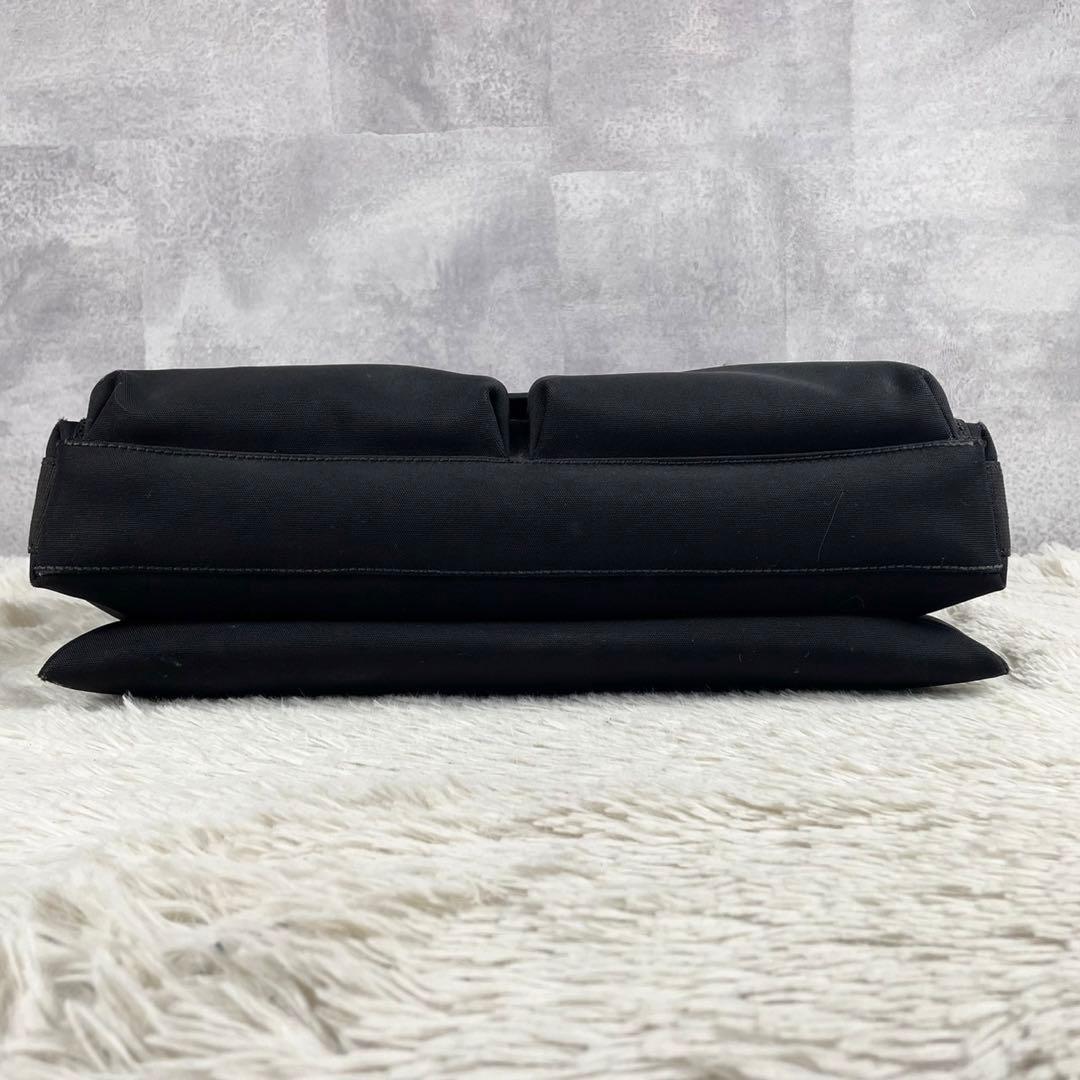 美品 GUCCI キャンバス メッセンジャー 黒 フラップ ロゴ型押し