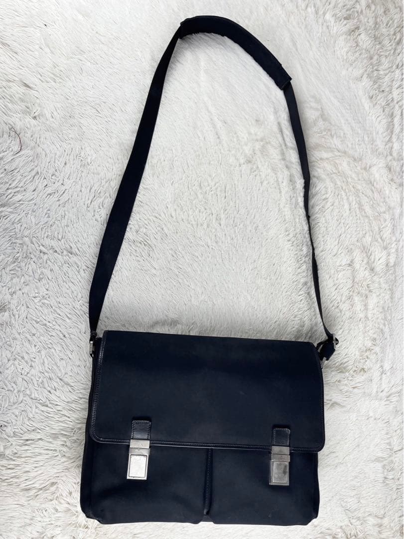 美品 GUCCI キャンバス メッセンジャー 黒 フラップ ロゴ型押し