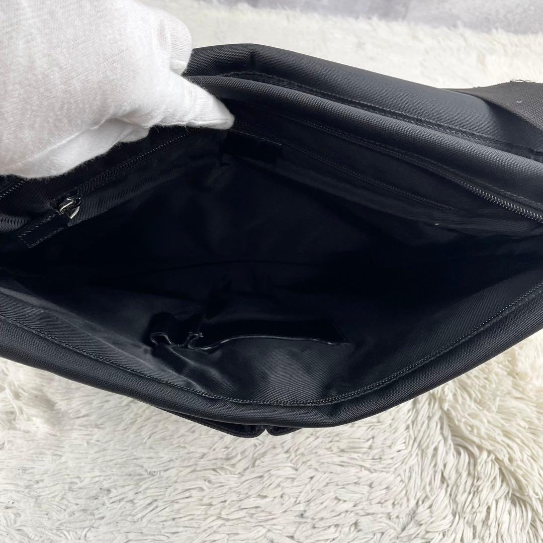 美品 GUCCI キャンバス メッセンジャー 黒 フラップ ロゴ型押し