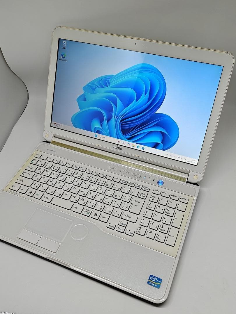 【FUJITSU】爆速 Core i7/新品SSD256GBノートパソコン F1