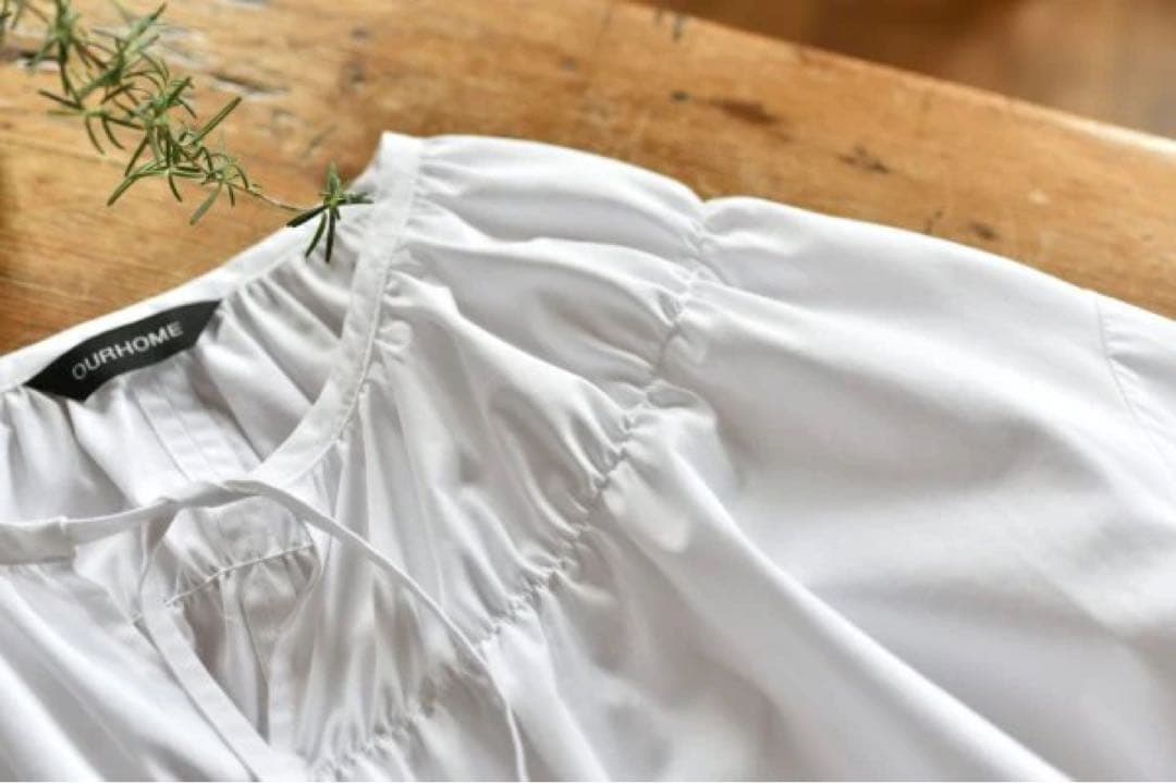 OUR たっぷりギャザーのフレアブラウス　ホワイト