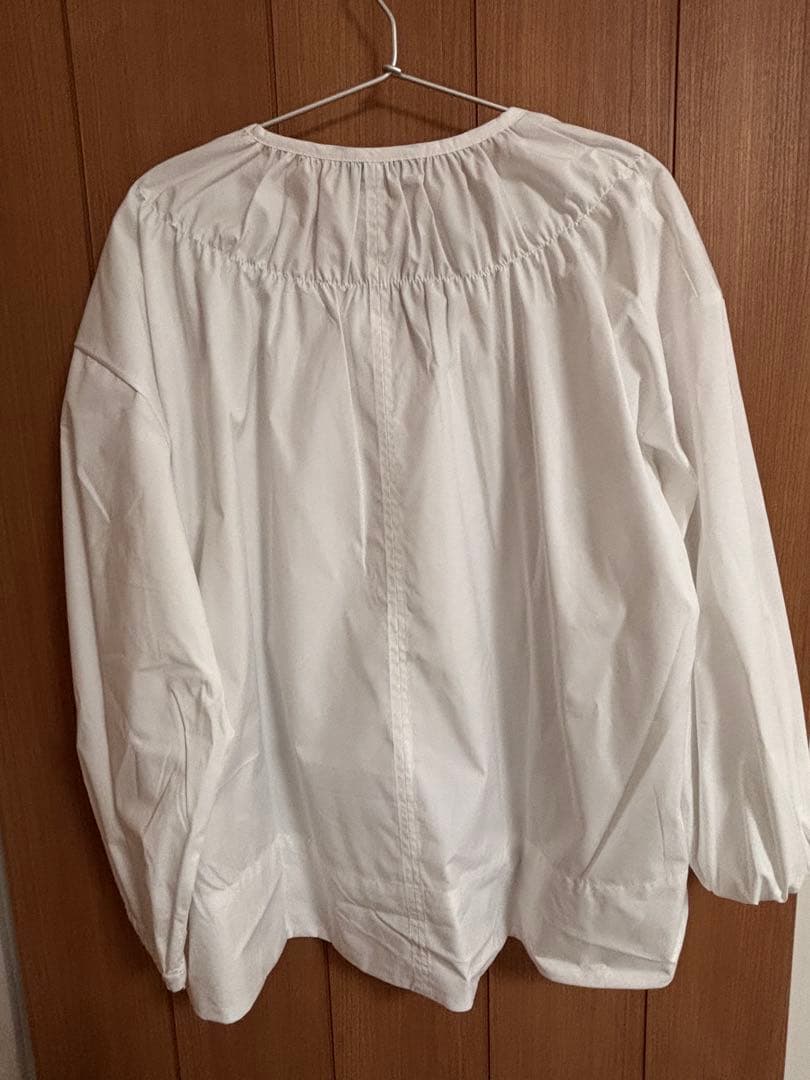 OUR たっぷりギャザーのフレアブラウス　ホワイト