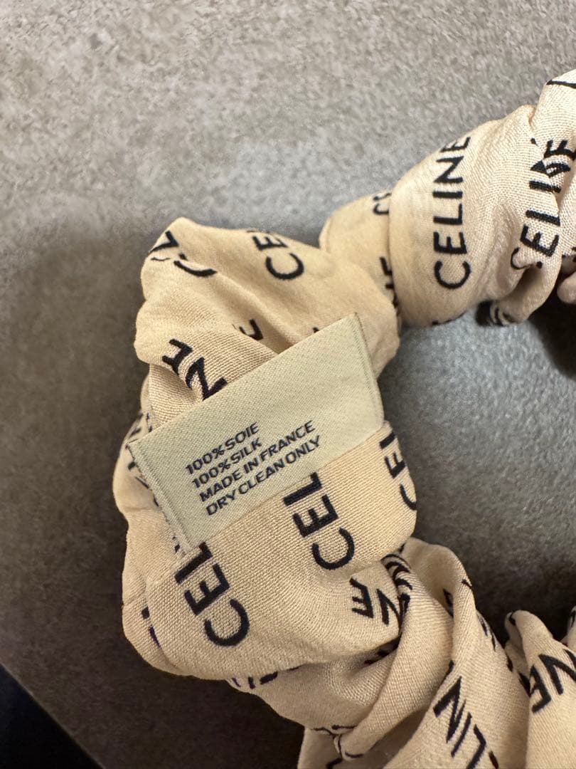 CELINE ロゴ入り シュシュ ベージュ